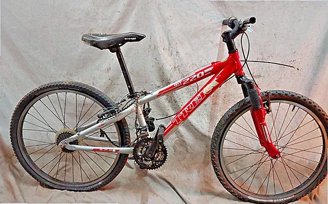 2010 Trek MT220 24" Kids Bike Small 12" Hardtail Front Suspension V-Brakes Grip~