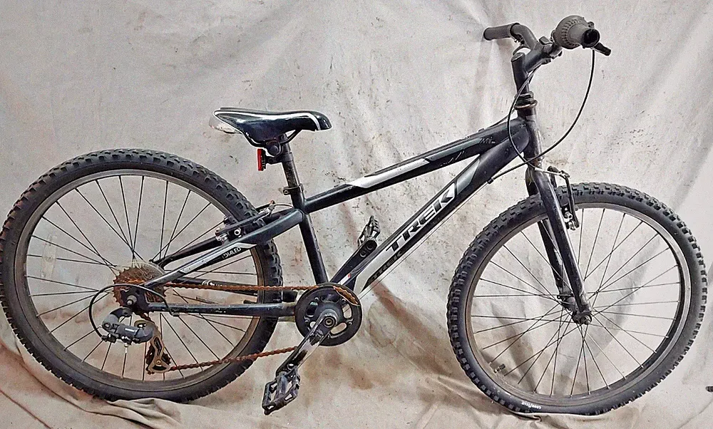 2014 Trek MT200 24" Kids MTB Bike V-Brakes Rigid Black Steel 7 Speed