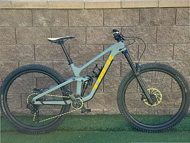 2024 Trek Slash 9.8. !!COMPLETELY NEW!! IT HAS NEVER BEEN USED. Trek Fire Sale.