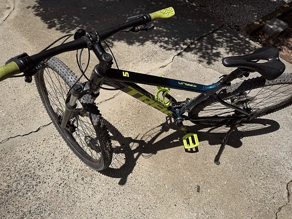 Trek Marlin 5 29in M Mountain Bike Front Suspension Mech Disc Kickstand