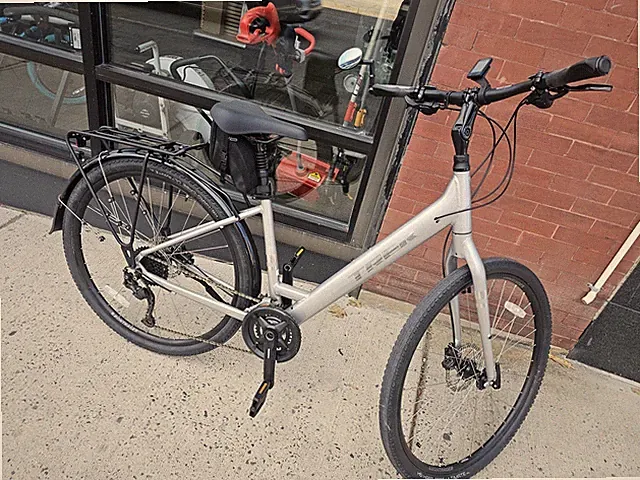 TREK VERVE 3 Size Small Frame Bike + BONTRAGER DISTANCE & SPEED TRACKER