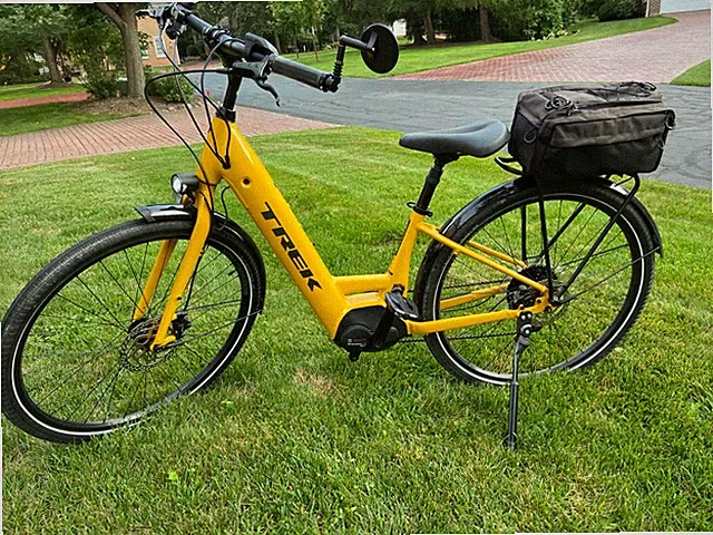 Trek Verve4+ Gen 2 step-thru E-bike XS mint condition bright yellow, trunk bag